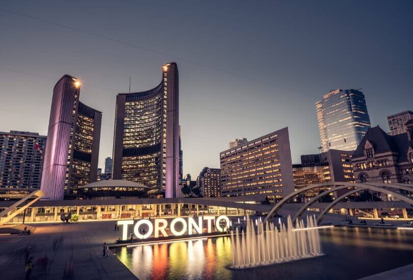Toronto de noche con los Programas Educativos Internacionales